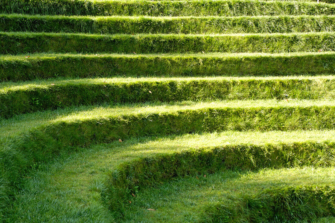 Grasbewachsene Stufen im Labyrinthgarten, Weingut Kränzel, Burggrafenamt, Etschtal, Vinschgau, Südtirol, Italien, Europa