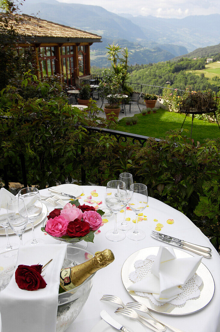Gedeckter Tisch auf der Terrasse von Hotel Turmwirt, Völs am Schlern, Südtirol, Italien, Europa