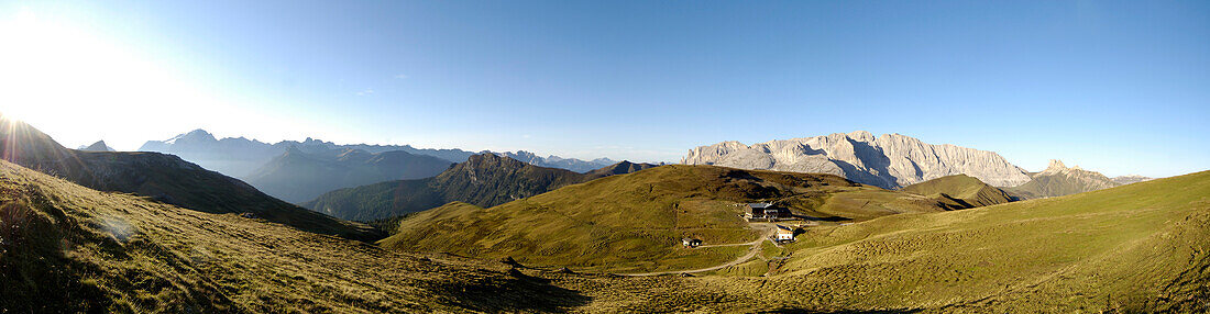 Almwiese und Berge unter blauem Himmel im Herbst, Seiser Alm, Eisacktal, Südtirol, Italien, Europa
