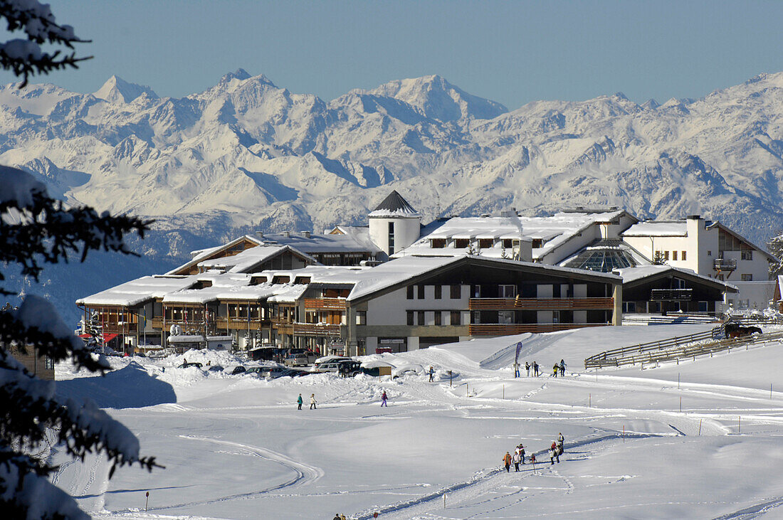 Schneebedecktes Hotel im Sonnenlicht, Seiser Alm, Eisacktal, Südtirol, Italien, Europa
