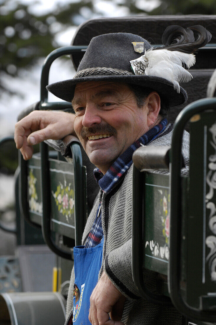 Lächelnder Mann auf einer Kutsche, Seiser Alm, Eisacktal, Südtirol, Italien, Europa