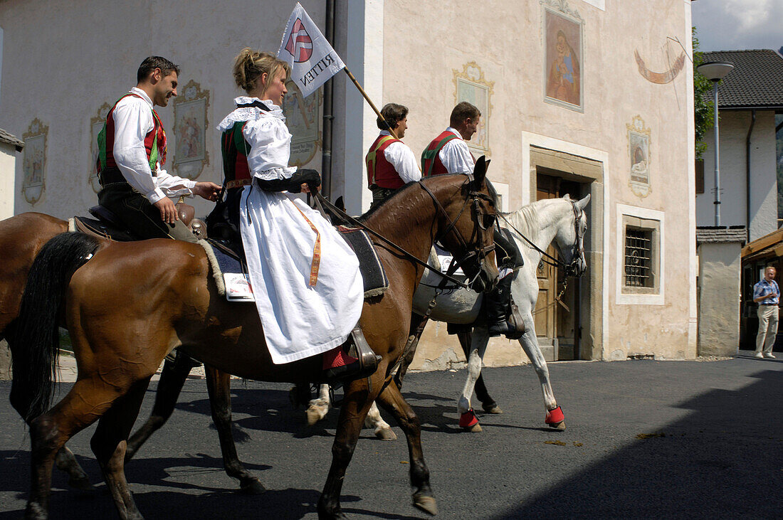 Procession through the town, Tournament, Oswald von Wolkenstein Ritt, Event 2005, South Tyrol, Italy
