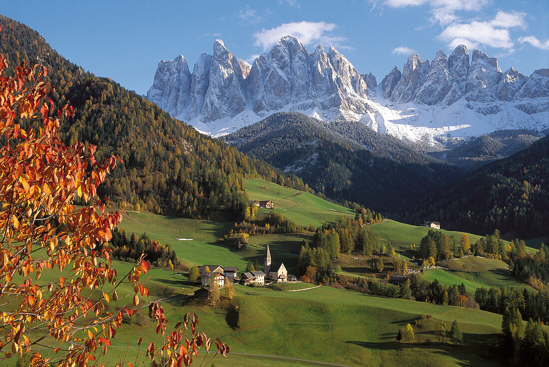 Kirche Sankt Magdalena in Villnöss, Geislerspitzen der Geislergruppe im Hintergrund, Villnösstal, Dolomiten, Südtirol, Italien