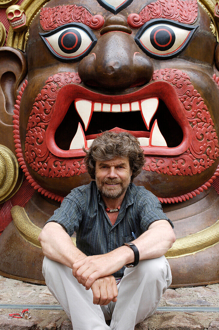 Reinhold Messner vor Skulptur, Extrembergsteiger und Buchautor, MMM, Messner Mountain Museum, Südtirol, Italien