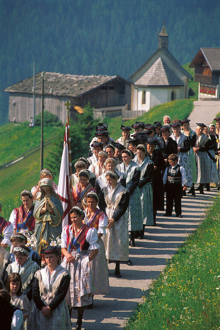 Prozession durch Sarntal, Frauen in Sarntaler Tracht, Durnholz, Südtirol, Italien