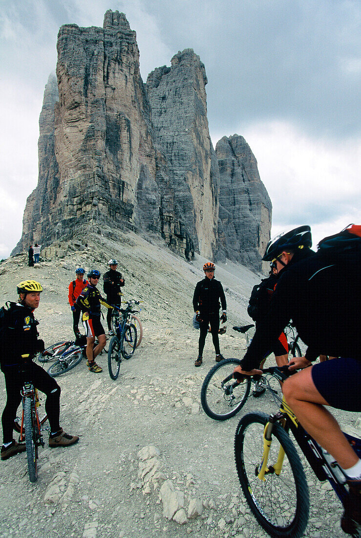 Mountainbike Tour in den Bergen, Drei Zinnen, Sextener Dolomiten, Südtirol, Italien