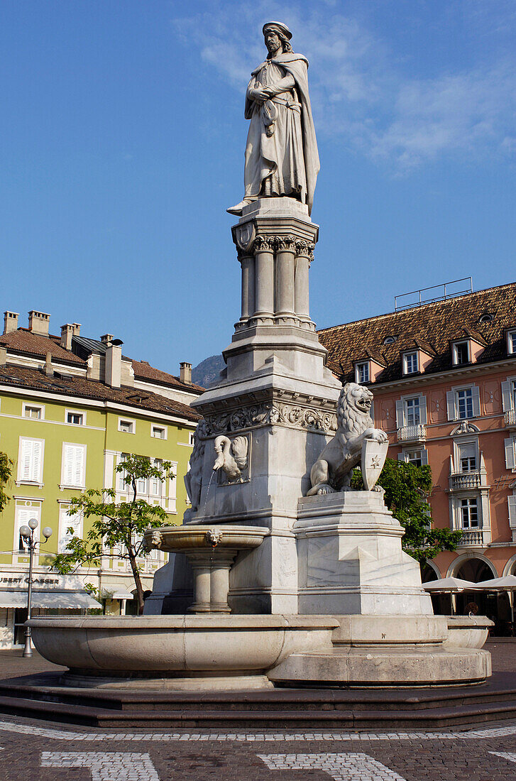 Waltherdenkmal, Brunnen mit Löwenskulpturen, Waltherplatz, Altstadt, Bozen, Südtirol, Italien