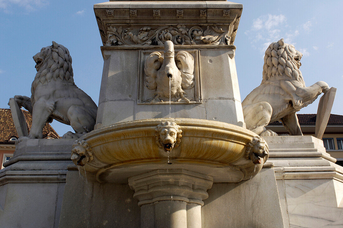 Waltherdenkmal, Brunnen mit Löwenskulpturen, Waltherplatz, Altstadt, Bozen, Südtirol, Italien