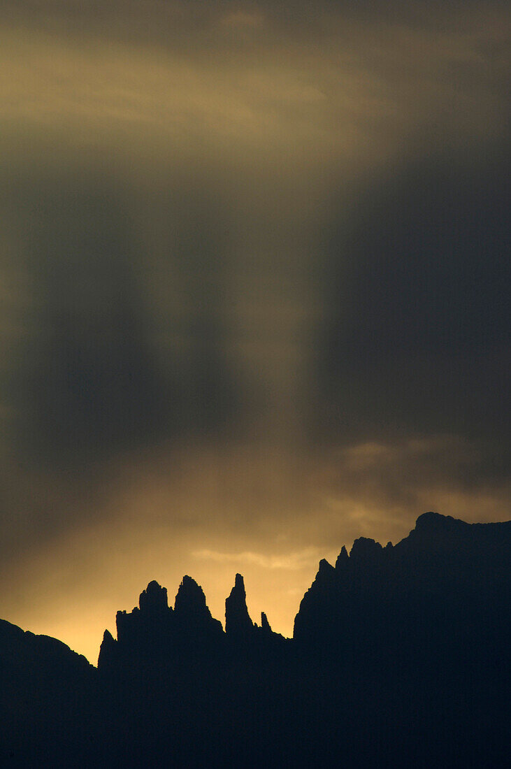 Silhouette der Vajolettürme bei Sonnenaufgang, Rosengarten, Dolomiten, Südtirol, Italien