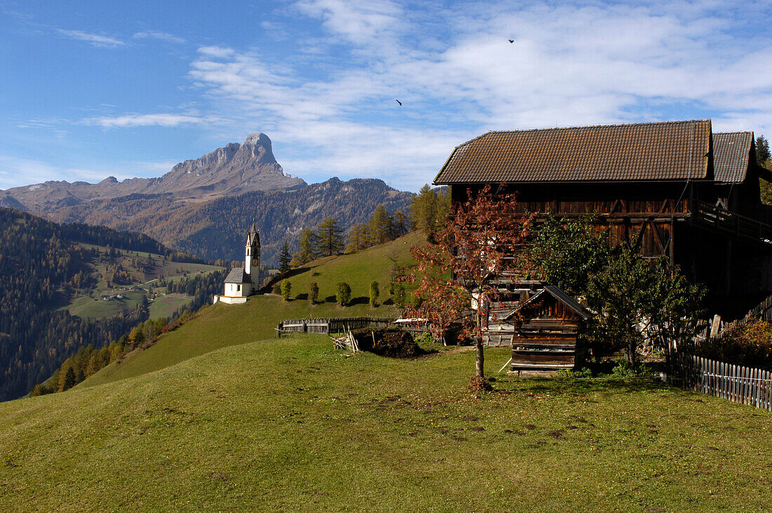 Bergdorf mit Berglandschaft, Peitlerkofel im Hintergrund, Wengen, Abteital, Ladinische Täler, Südtirol, Italien