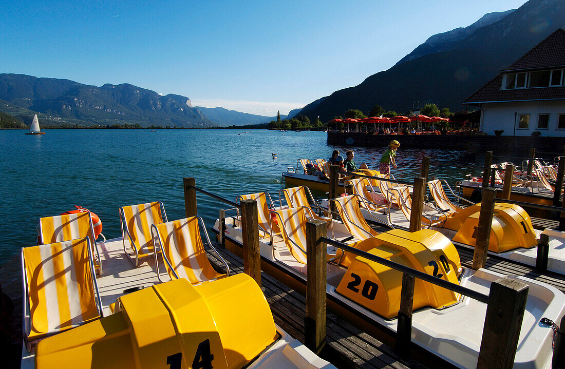 Tretboote auf dem Kalterer See, Kaltern, Bozen, Südtirol, Italien