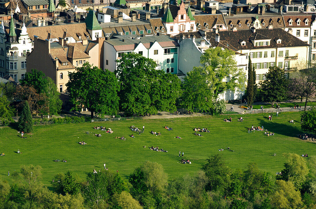 Menschen entspannen sich im Park, Talferwiesen, Talferpromenade, Bozen, Südtirol, Italien