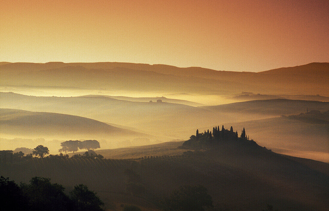 Landhaus auf einem Hügel im Morgennebel, Val d'Orcia, Toskana, Italien, Europa