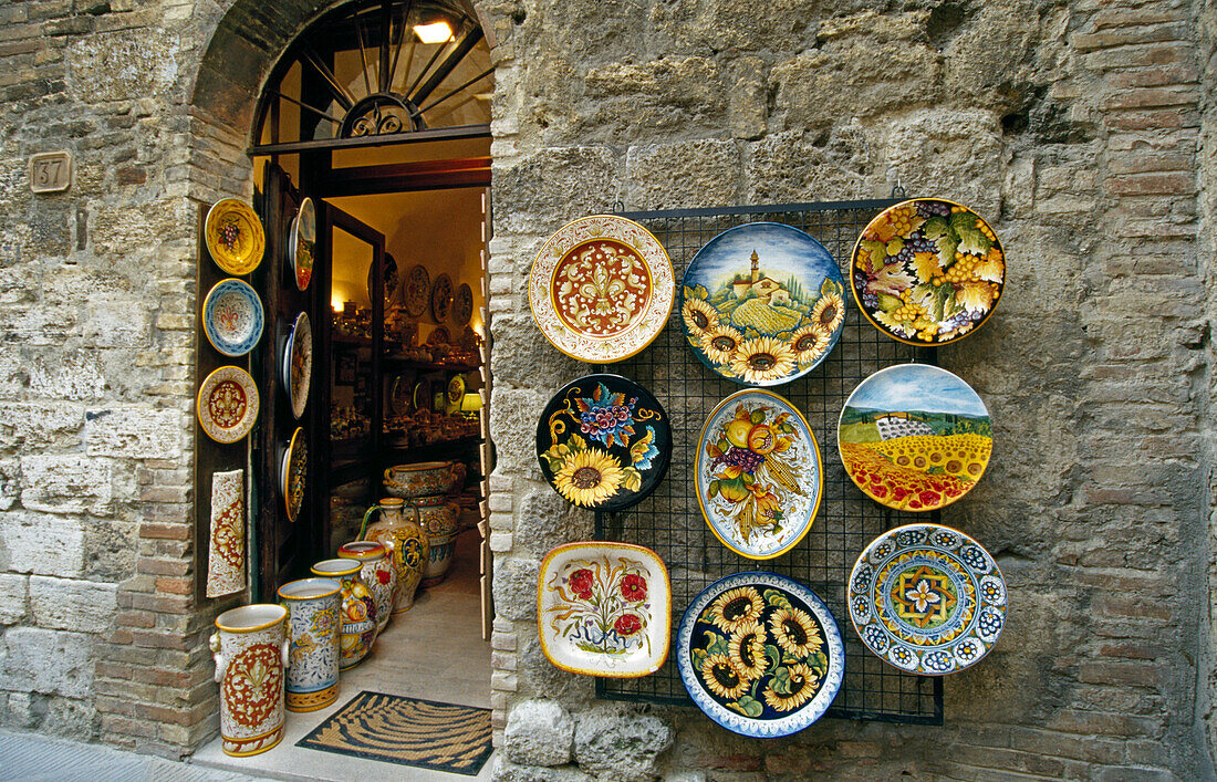 Andenken aus Keramik vor einem Laden, San Gimignano, Toskana, Italien, Europa