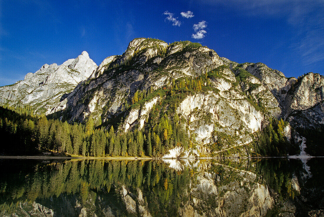 Pragser Wildsee und Spiegelung, Dolomiten, Südtirol, Italien