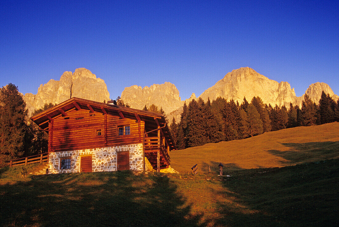 Almhütte am Rosengarten, Dolomiten, Südtirol, Italien
