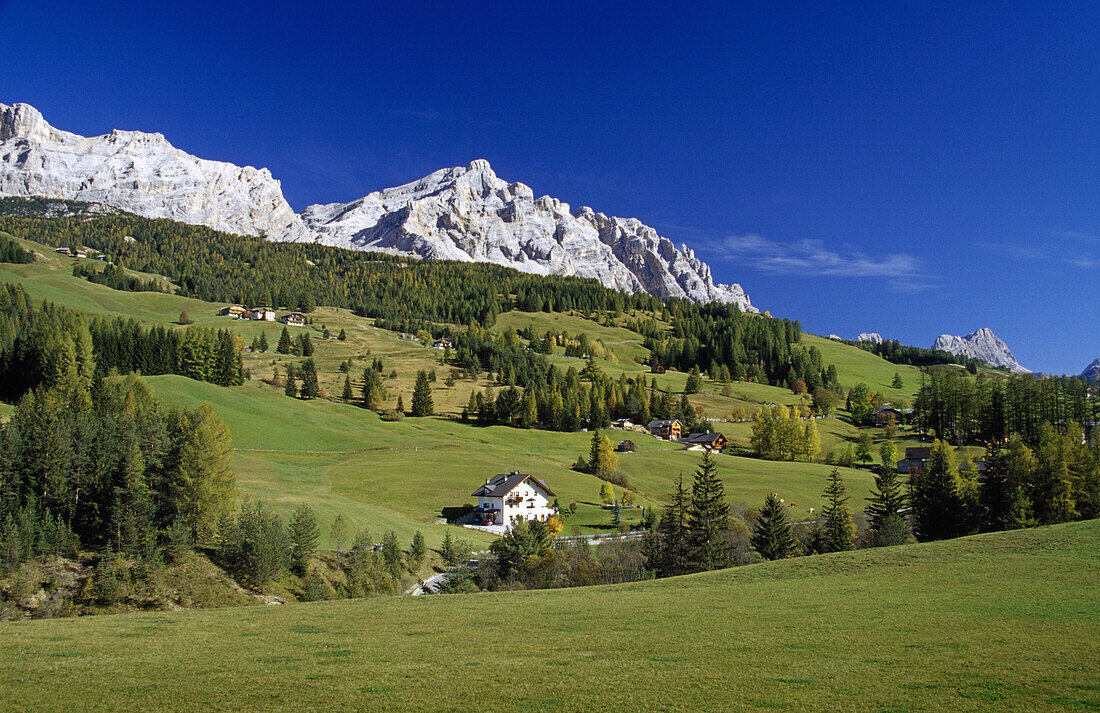 Gadertal, Blick zum Kreuzkofel, Dolomiten, Südtirol, Italien
