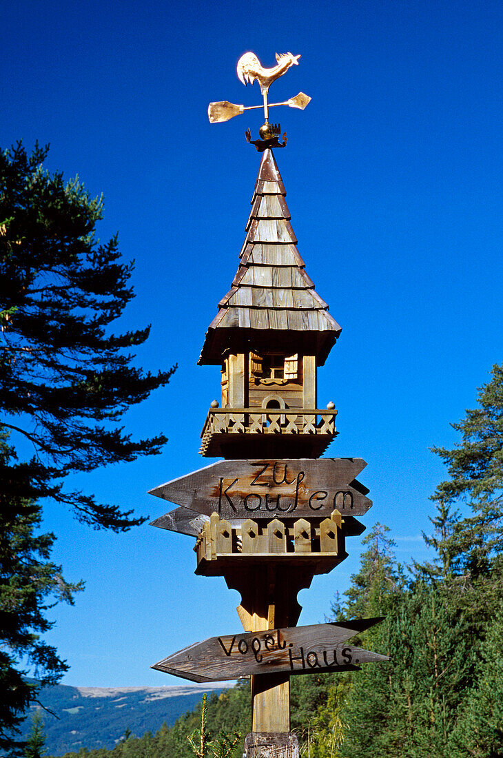Handgeschnitztes Vogelhaus, Dolomiten, Südtirol, Italien