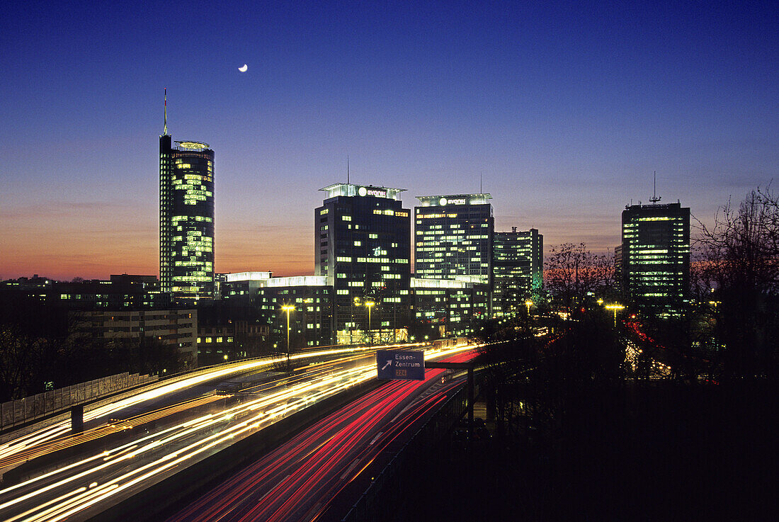 Blick über die A 40 auf die Skyline von Essen mit RWE Turm, Essen, Ruhrgebiet, Ruhr, Nordrhein Westfalen, Deutschland