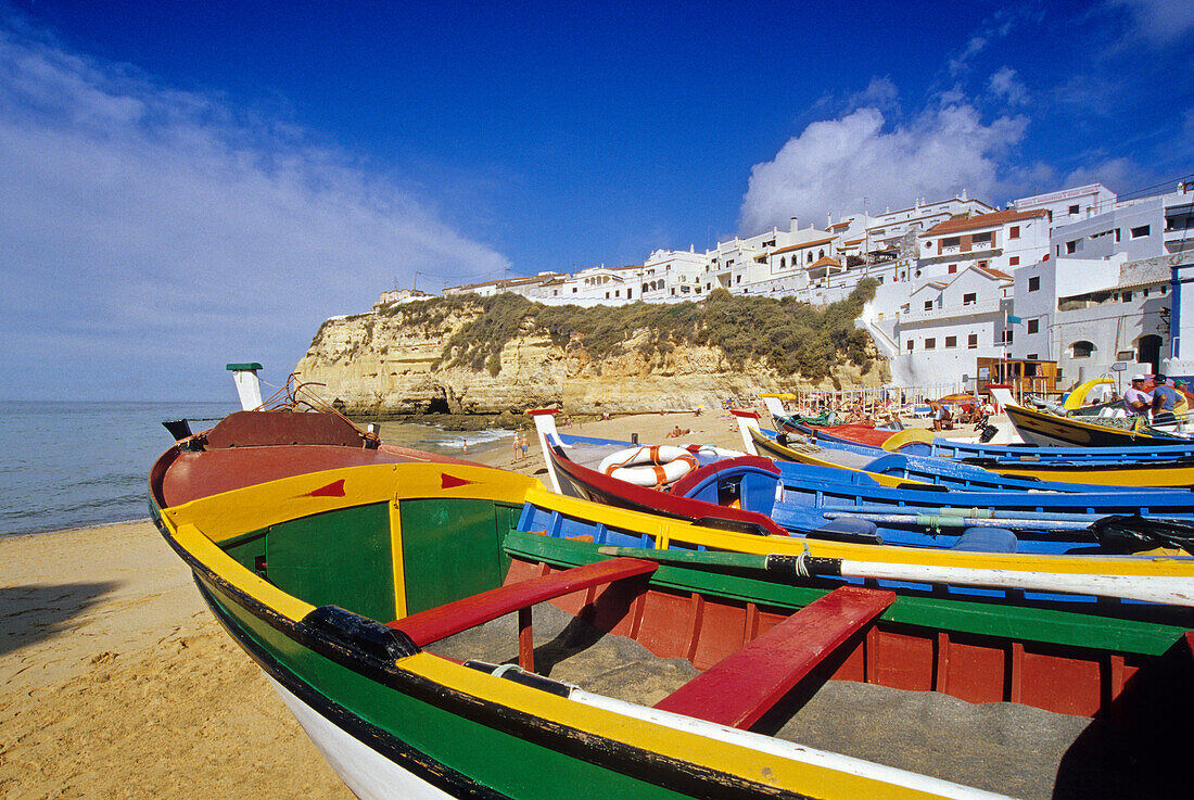 Fischerboote am Strand im Sonnenlicht, Carvoeiro, Algarve, Portugal, Europa