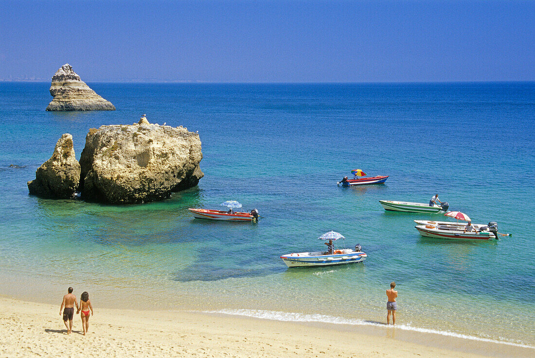 Ausflugsboote am Strand im Sonnenlicht, Praia de Dona Ana, Algarve, Portugal, Europa