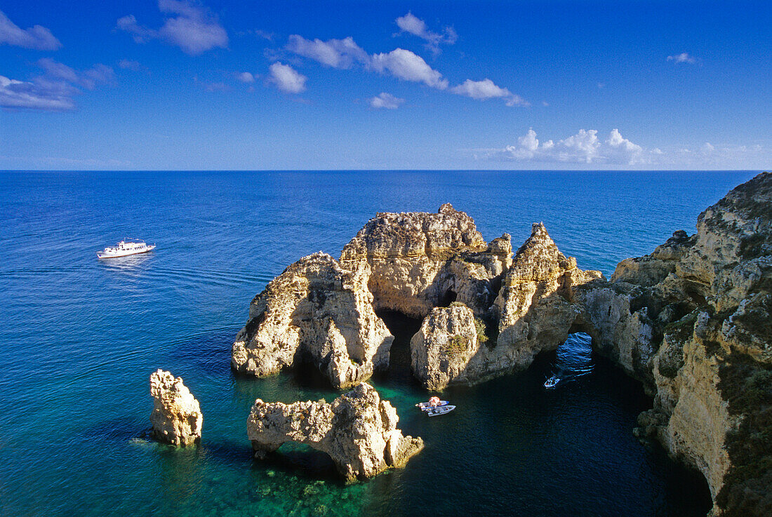 Boote vor der Felsküste im Sonnenlicht, Ponta da Piedade, Algarve, Portugal, Europa