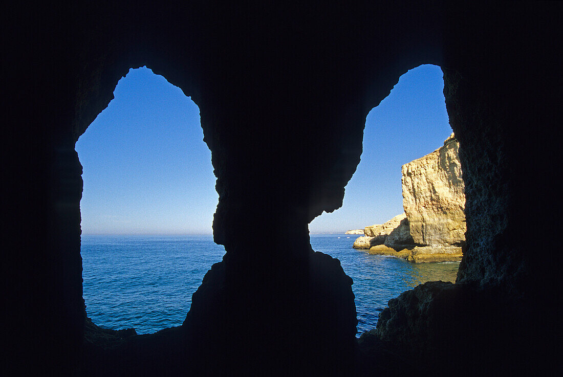 Blick aus einer Felsenhöhle auf Meer und Küste, Algar Seco, Algarve, Portugal, Europa