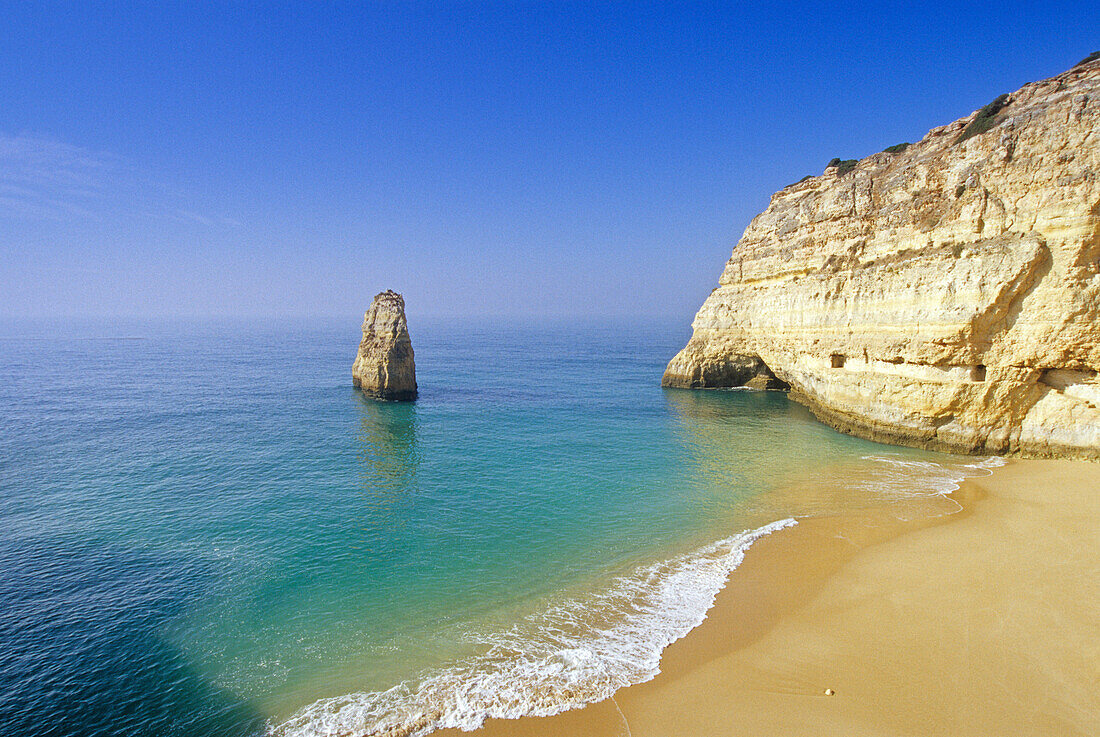 Menschenleerer Strand im Sonnenlicht, Praia do Carvalho, Algarve, Portugal, Europa