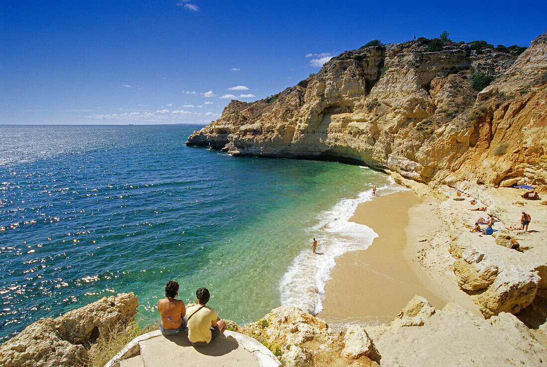 Menschen am Strand in einer Bucht unter blauem Himmel, Praia do Paraiso, Algarve, Portugal, Europa