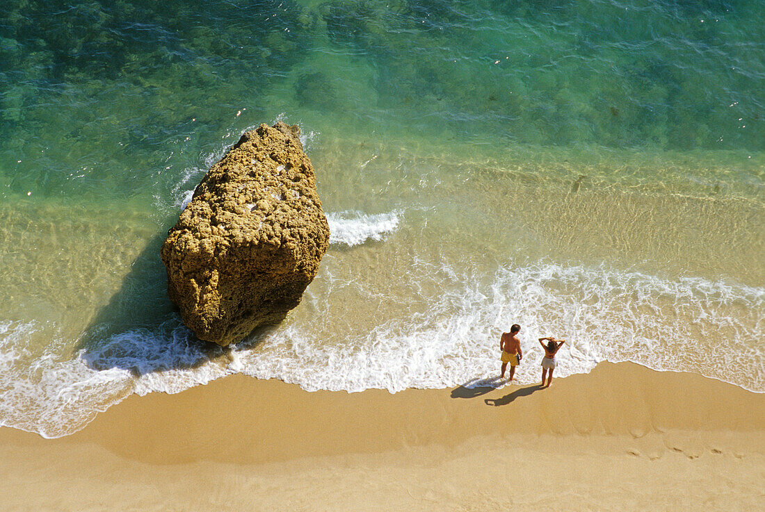 Blick auf Strand und Menschen am Wasserrand, Praia da Marinha, Algarve, Portugal, Europa