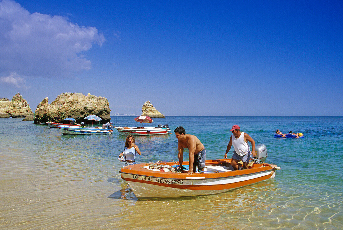 Menschen in einem Ausflugsboot am Strand, Praia de Dona Ana, Algarve, Portugal, Europa