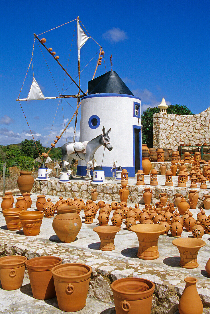 Windmühle und Töpferwaren unter blauem Himmel, Algarve, Portugal, Europa