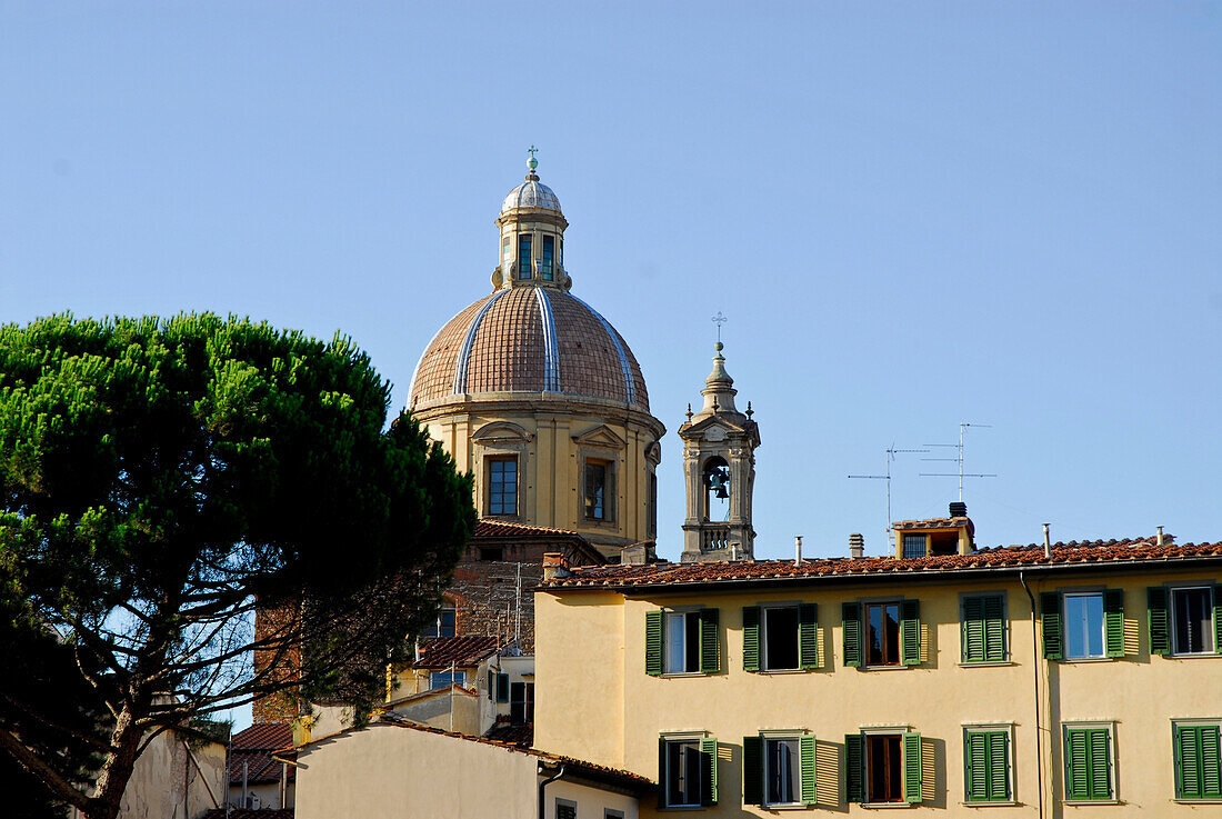 Kirche mit Kuppel im Sonnenlicht, Piazza del Carmine, Florenz, Toskana, Italien, Europa
