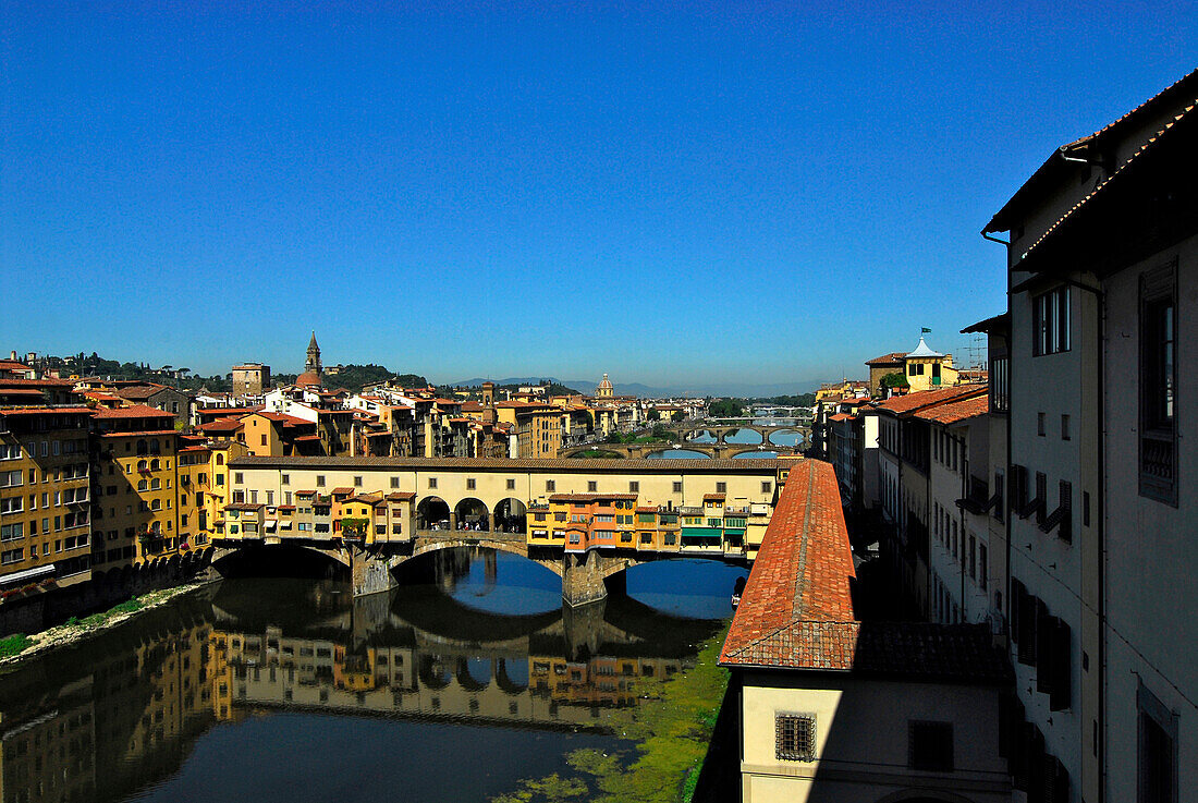 Blick auf die Ponte Vecchio unter blauem Himmel, Florenz, Toskana, Italien, Europa