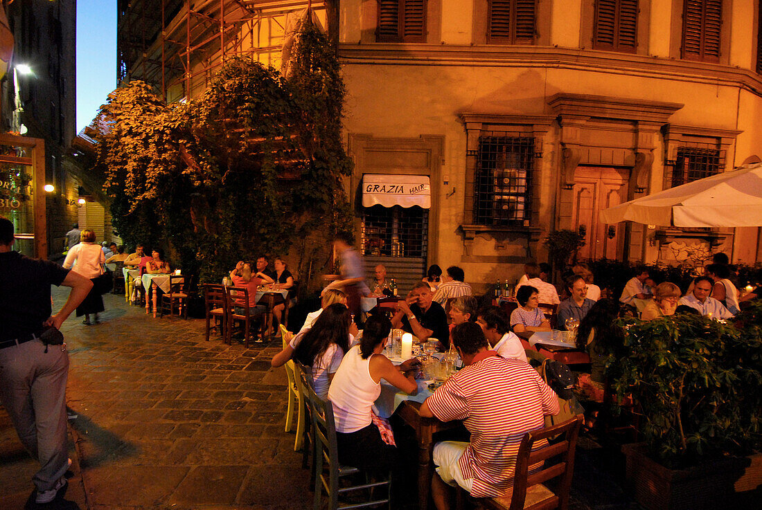 Menschen sitzen am Abend auf dem Platz vor der Trattoria al Trebbio, Florenz, Toskana, Italien, Europa