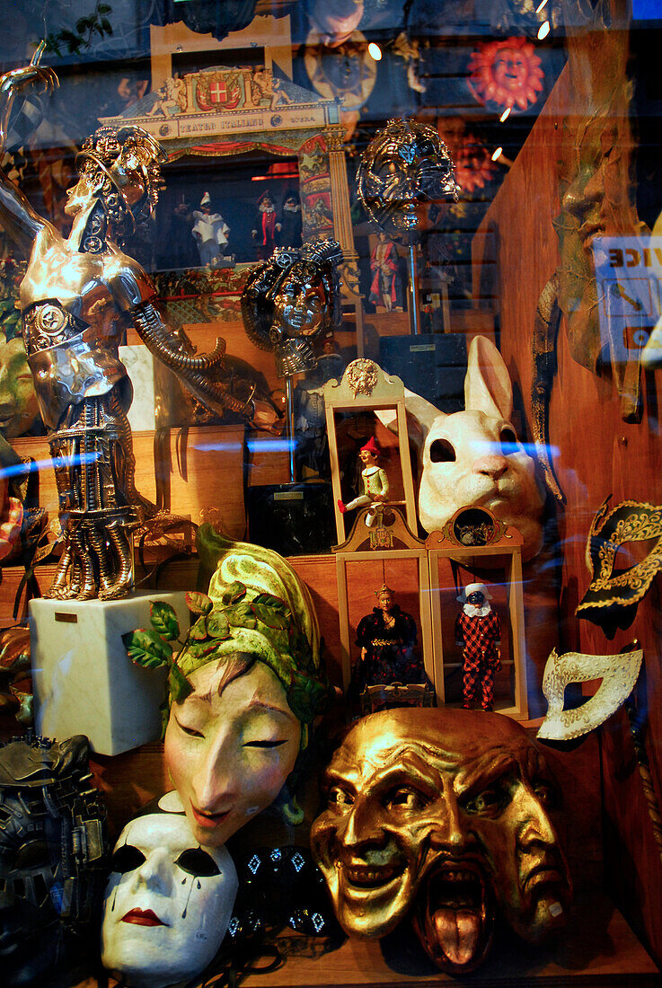 Masken im Schaufenster des Alice Atelier, Via Faenza, Florenz, Toskana, Italien, Europa