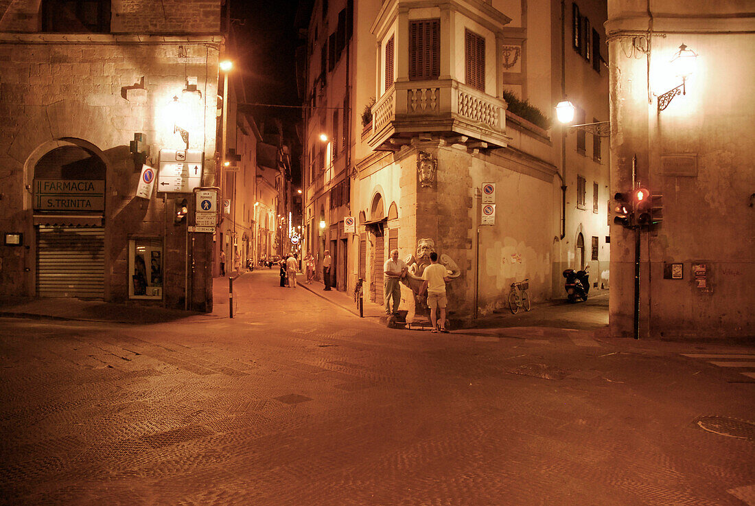 Menschen stehen bei Nacht an einer Strassenkreuzung, Florenz, Toskana, Italien, Europa
