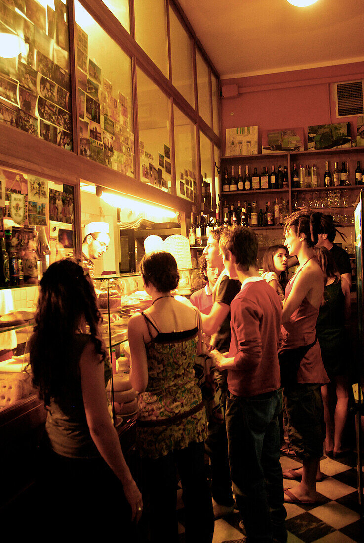 Menschen im Panino Laden Gustapanino am Abend, Santo Spirito, Florenz, Toskana, Italien, Europa