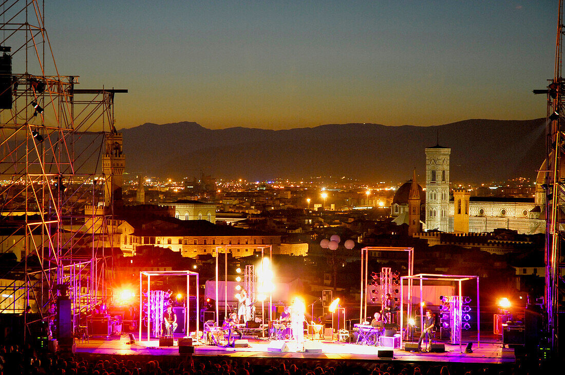 Konzert vor der Kulisse von Florenz in der Abenddämmerung, Piazzale Michelangelo, Florenz, Toskana, Italien, Europa