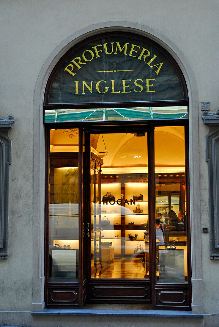 Eingang von Designer Shop Hogan in der ehemaligen Profumeria Inglese, Via dei Tornabuoni, Florenz, Toskana, Italien, Europa
