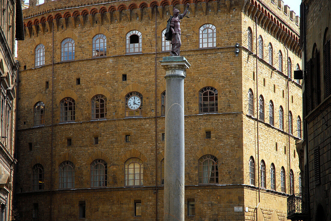 Säule mit Statue vor dem Palazzo Spini Ferroni, Via Tornabuoni, Florenz, Toskana, Italien, Europa