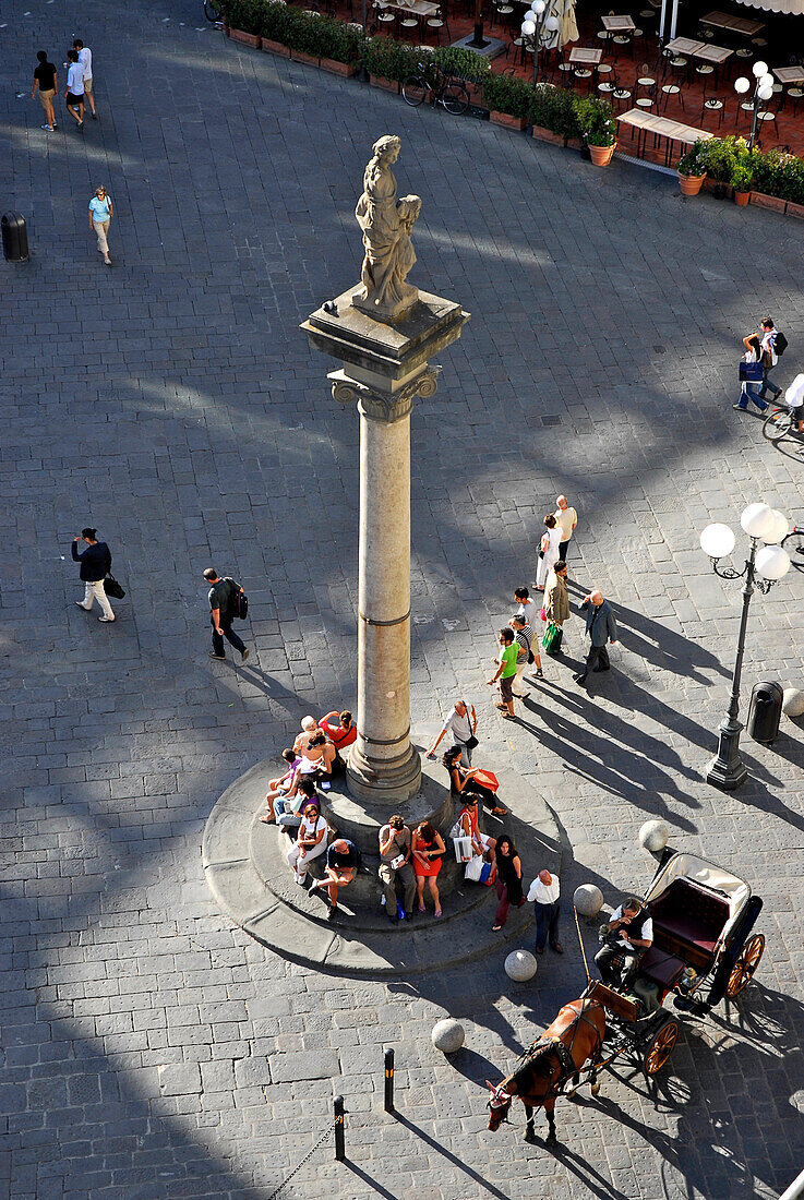 Menschen, Säule und Pferdekutsche auf der Piazza della Republica, Florenz, Toskana, Italien, Europa