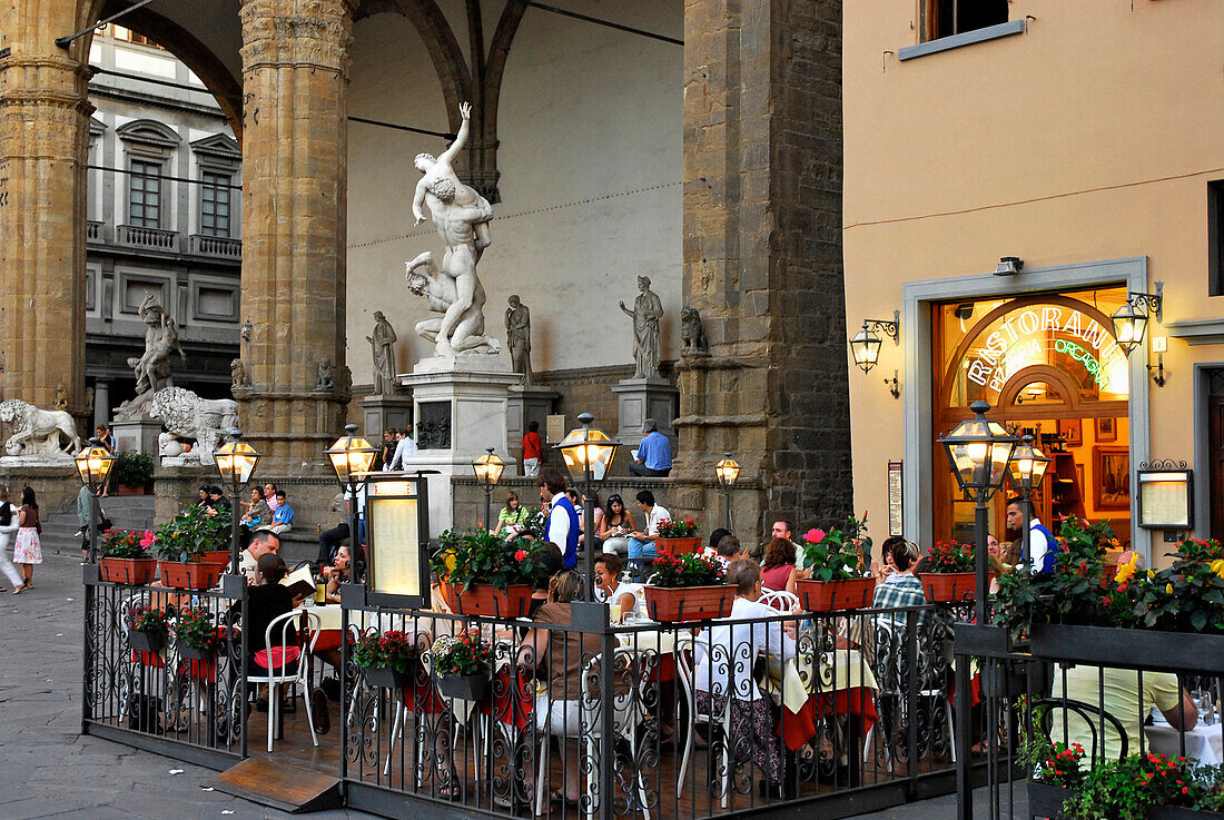 People at a restaurant in front of the Loggia, Piazza della Signoria, Florence, Tuscany, Italy, Europe