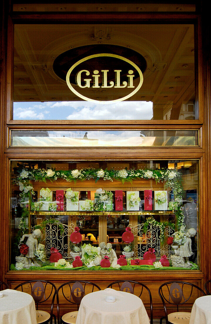 Menschenleere Tische vor dem Schaufenster des Gilli Café, Piazza della Republica, Florenz, Toskana, Italien, Europa