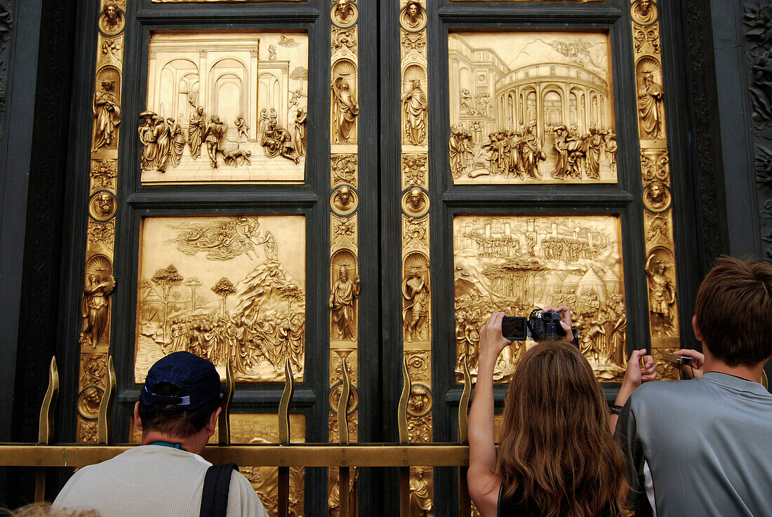 Touristen vor dem Portal des Baptisterium San Giovanni, Florenz, Toskana, Italien, Europa