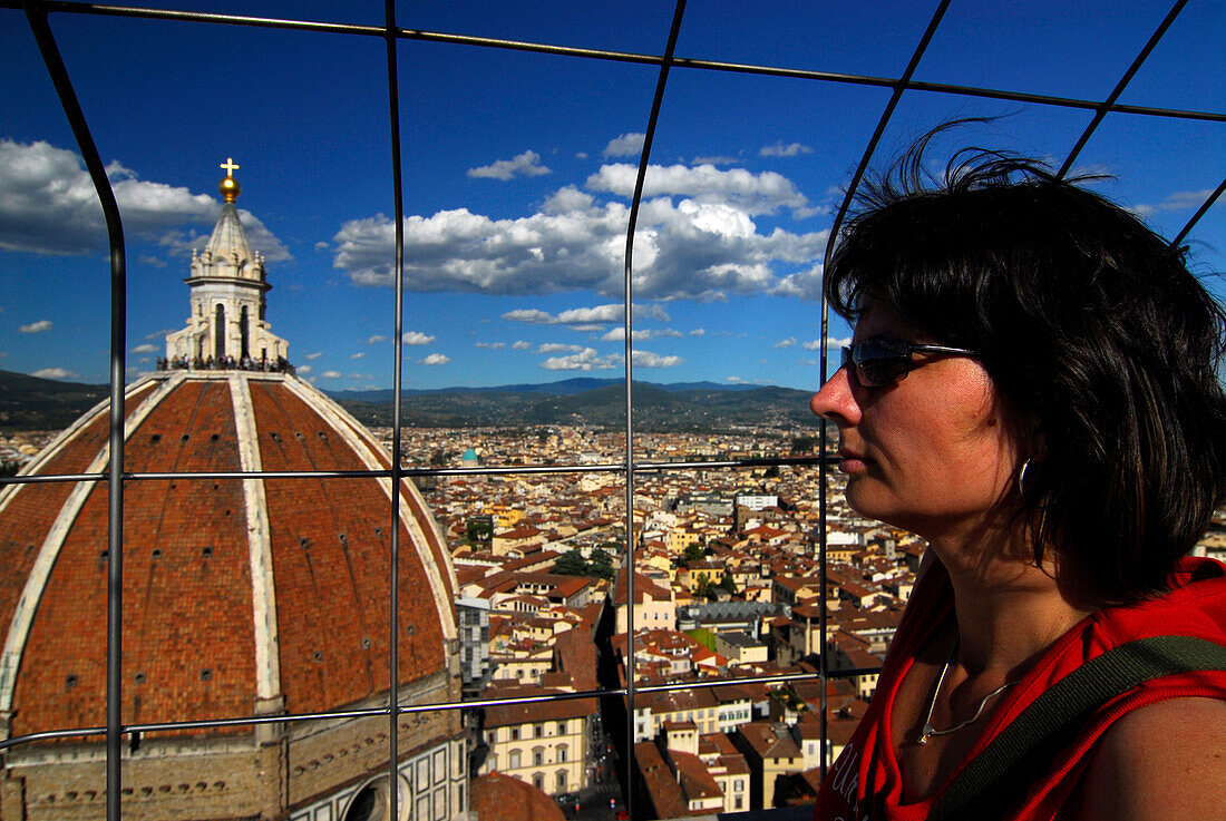 Dom und Blick über die Stadt, eine Frau mittleren Alters betrachtet die Aussicht, Florenz, Toskana, Italien, Europa