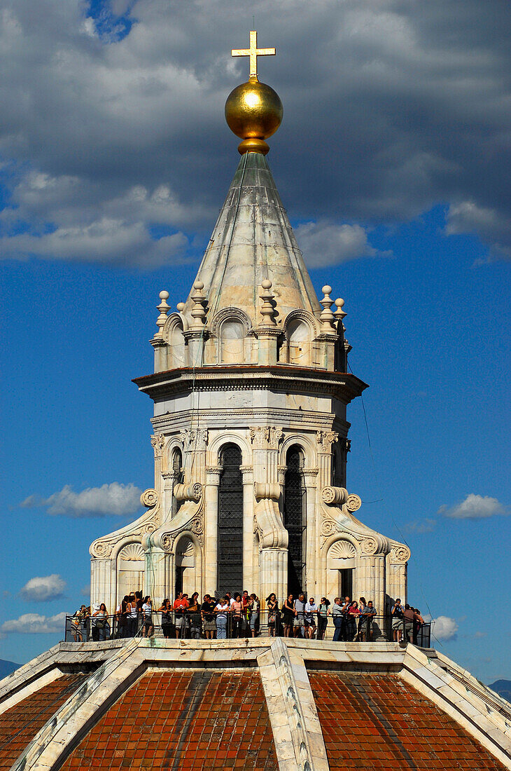 Domkuppel mit goldenem Kreuz und Touristen auf der Aussichtsplattform, Florenz, Toskana, Italien, Europa