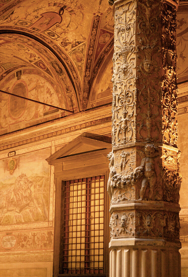 Verzierte Säule in der Eingangshalle des Palazzo Vecchio, Florenz, Toskana, Italien, Europa