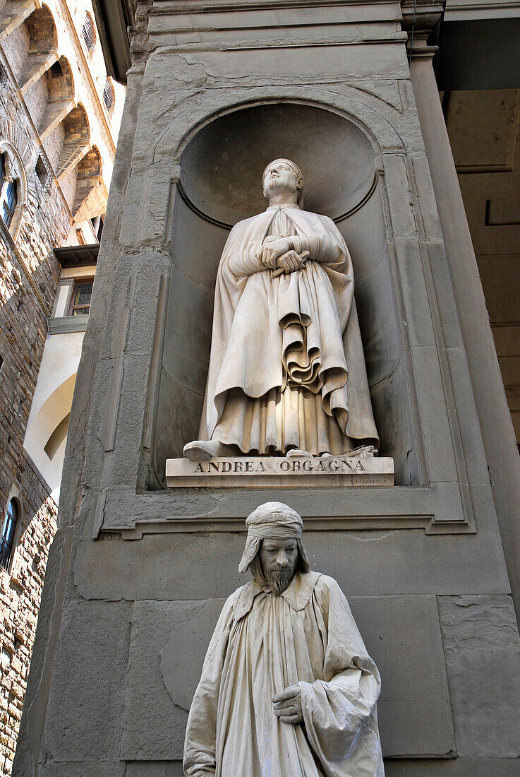 Ein verkleideter Mensch unter einer Statue, Florenz, Toskana, Italien, Europa