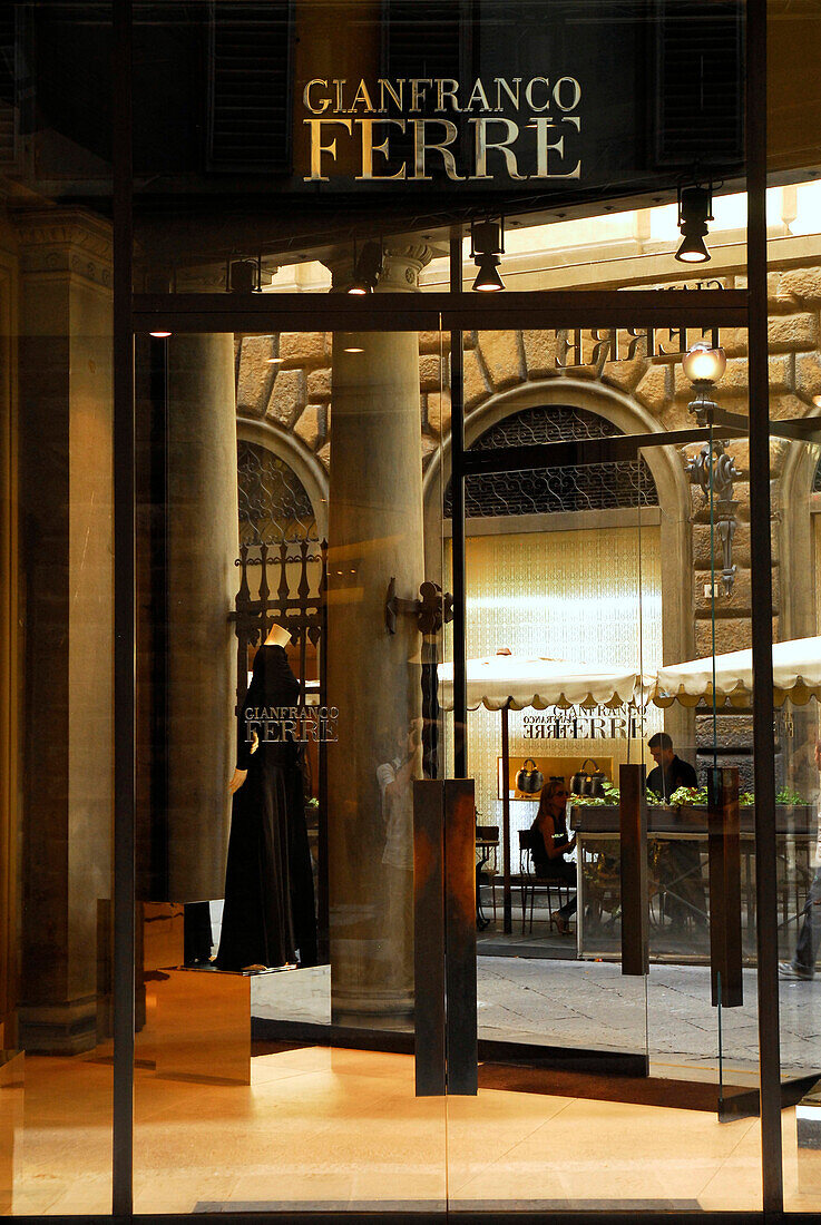 Blick durch das Schaufenster der Designer Boutique von Gianfranco Ferre in der Via Tornabuoni, Florenz, Toskana, Italien, Europa